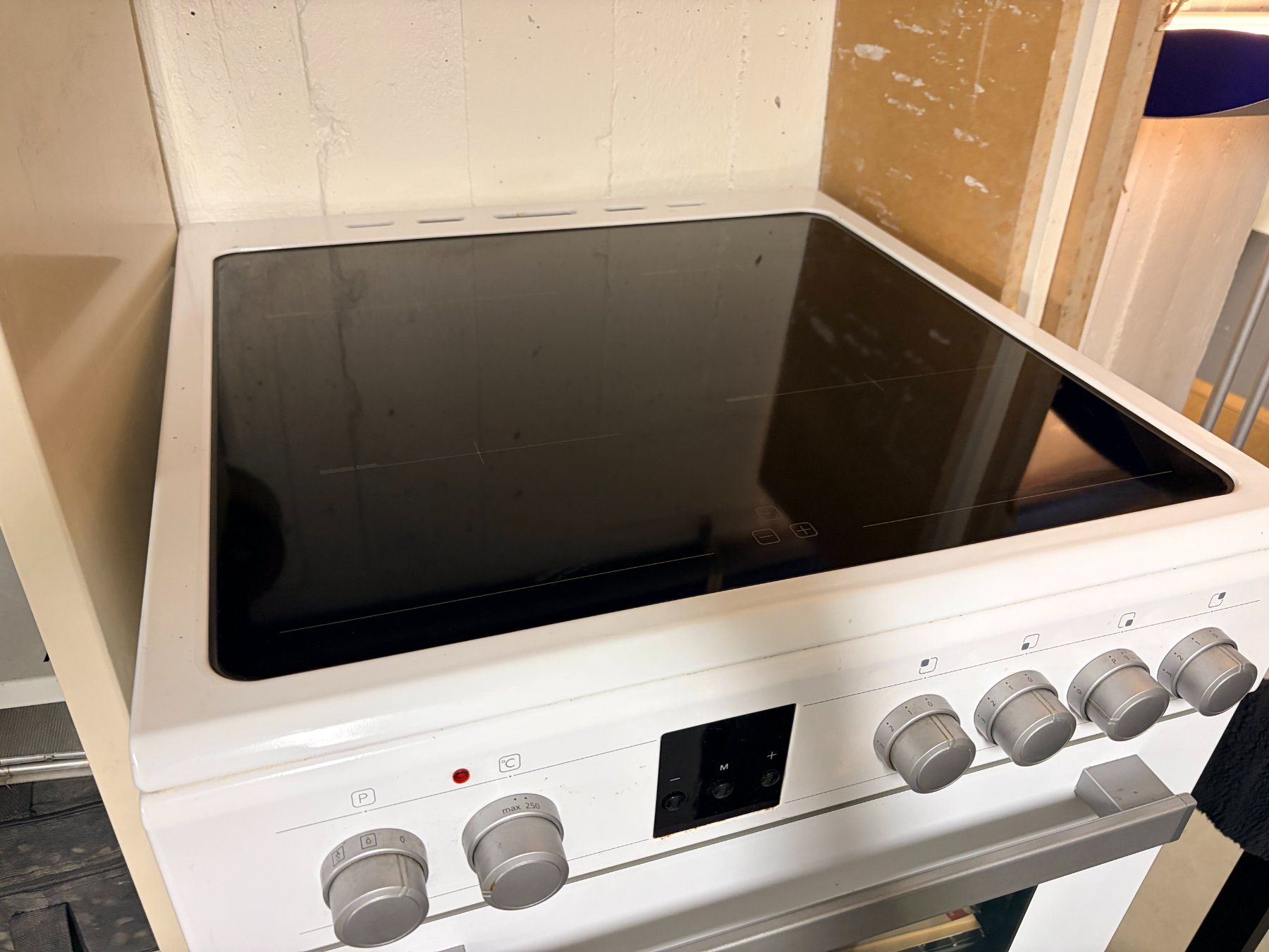 Herde: Cuisinière Sharp avec plaque induction et four - blanc – Gebraucht aus Collombey von mbk1870