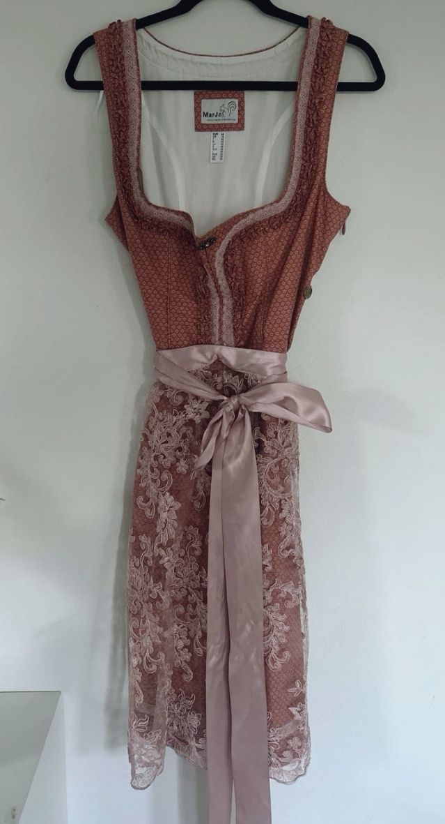 Robes: schönes Marjo Dirndl Gr. 44  – D'occasion à Niederbipp par kevintifu20