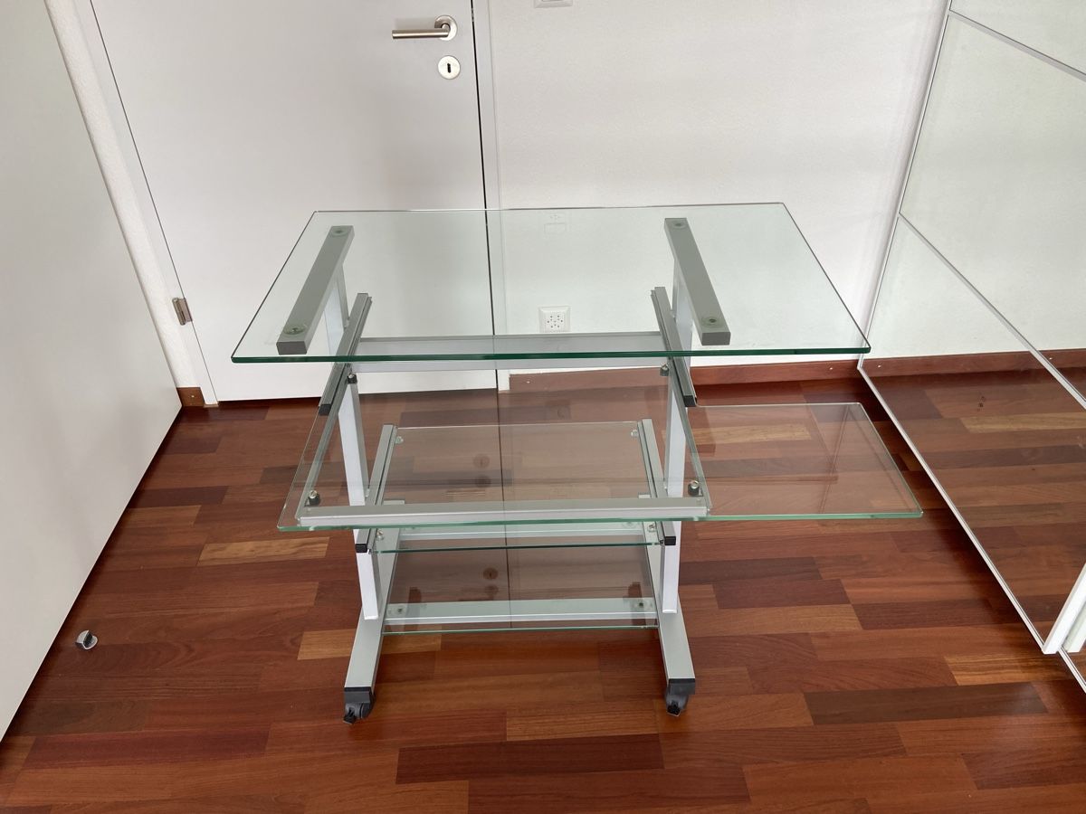 Tavoli: Computertisch aus Glas auf Rollen – Usato da Wetzikon ZH venduto da tob_kd57 1