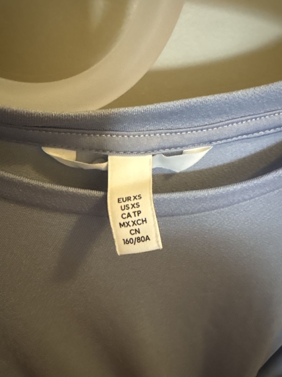 T-shirt: T-shirt H&M bleu clair, taille XS – Usato da Genève venduto da pet_sh52 3