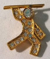 BB025 - Pin Goldiger 3D mit Steinchen Pin Sport Speerwerfen