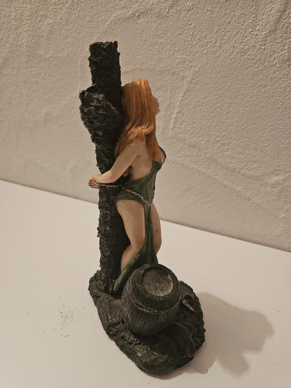 Figuren: Dekorative Frauenfigur an einen Baum gebunden – Gebraucht aus Meisterschwanden von Luluku 2