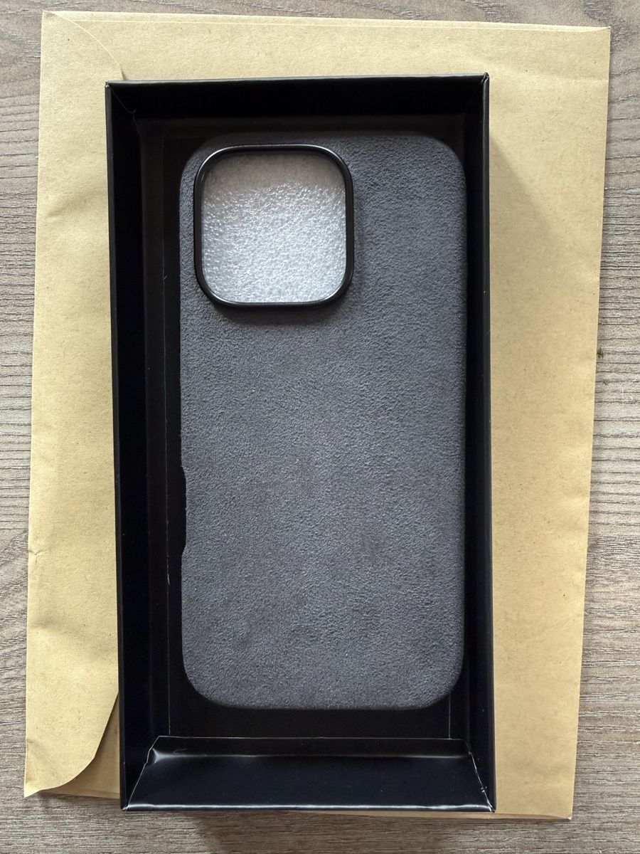 Apple Cover & Protezioni schermo: Iphone 16 Pro Alcantara Hülle – Nuovo e nell'imballaggio originale da Langnau i. E. venduto da gal_bx2v