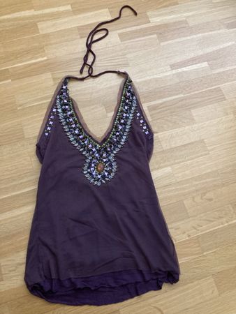 Halterneck Top MNG aubergine mit Perlenbesatz, Grösse S