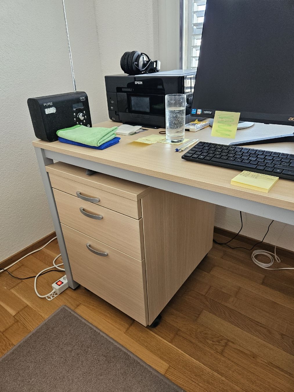 Bureaux: Schreibtisch mit Rollkorpus – D'occasion à Obfelden par HBCQW 2