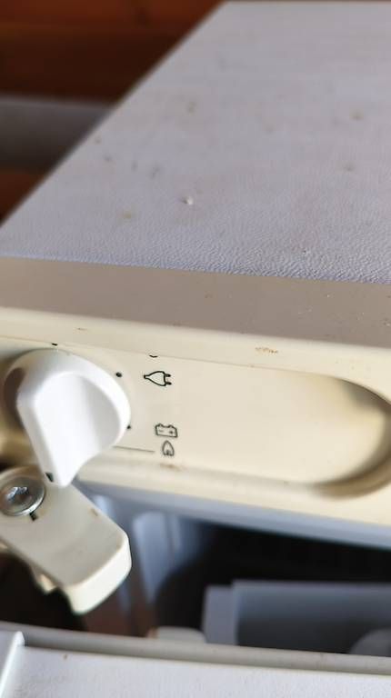 Frigoriferi: Gas/12v/El. Kühlschrank – Usato da therwil venduto da freewheeler