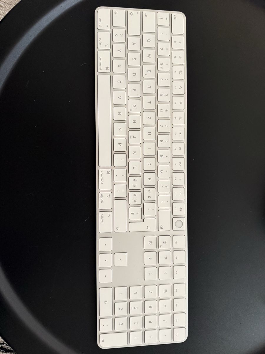 Apple Tastiere: Apple Magic Keyboard  A2520 with Numeric Keypad - Swiss Layo – Usato da Kloten venduto da man_fy5k