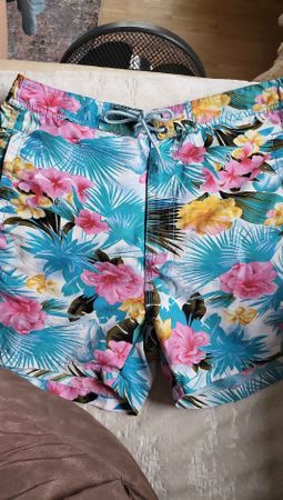 Badeshorts Grösse M Hawaii-Muster Sommerlich & Frisch!