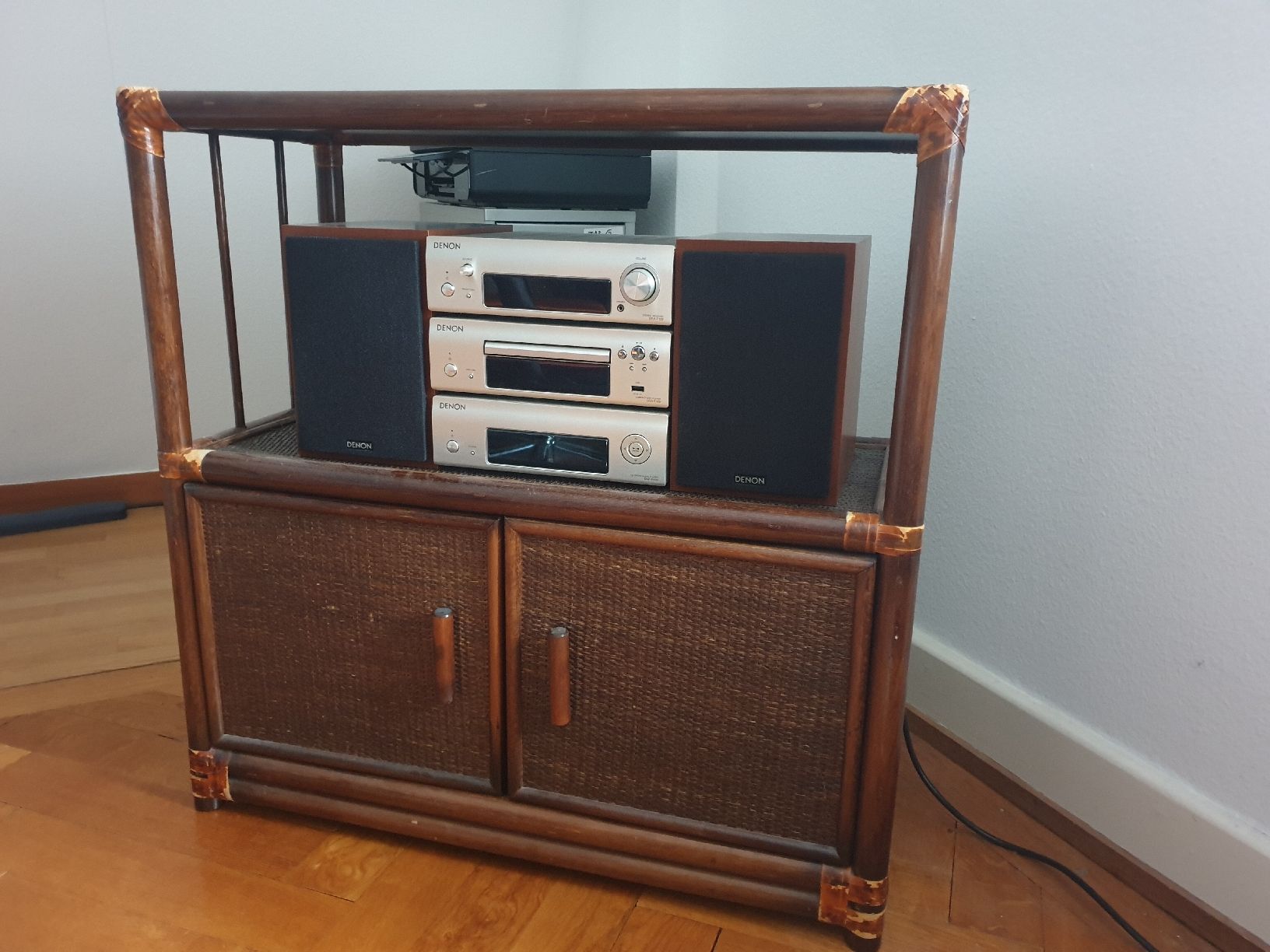 Pfister Mobili TV: Rattan (massiv) Sideboard Möbel – Usato da Zürich venduto da Aceofbase