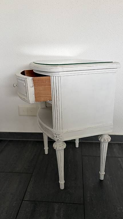 Nachttische: Kleines Beistellmöbel / Nachttisch im Shabby chic Stil – Gebraucht aus Frick von TheBurningHeart 1