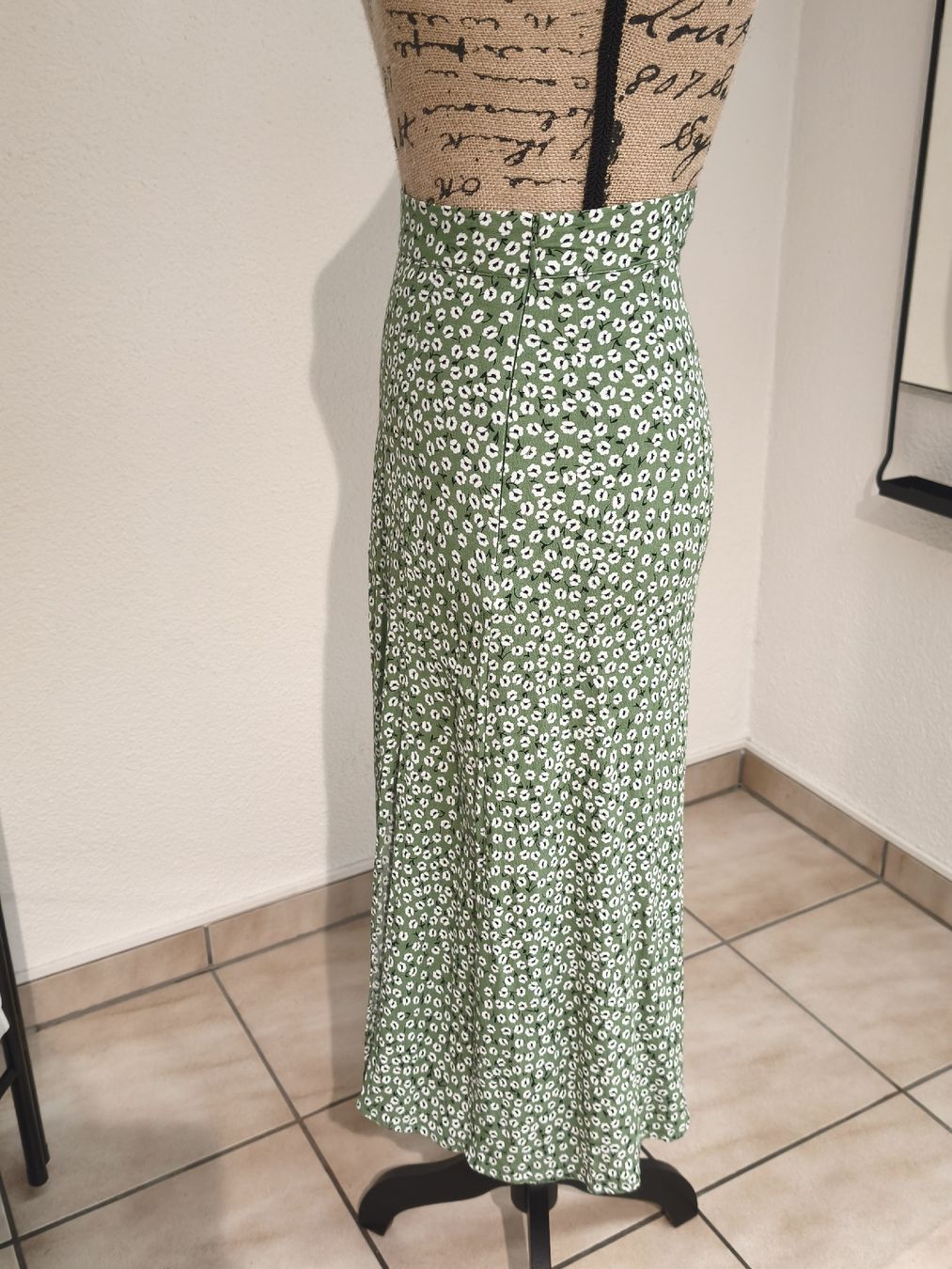 H&M Jupes: Rock H&M geblümt GR 34 /XS – Neuf (Voir description) à Emmetten par SecondhandSiska 1