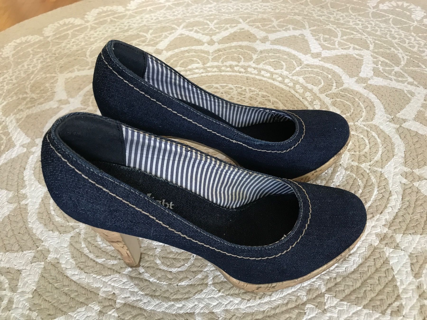 Damenschuhe: Pumps – Gebraucht aus Udligenswil von Lilienfarbe