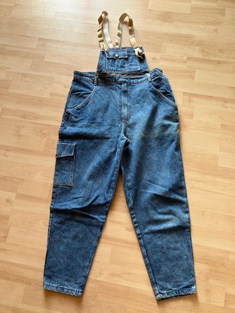 Latzhose aus Jeansstoff, Grösse 3, Neuwertig