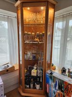 Eckvitrine aus Holz sehr selten