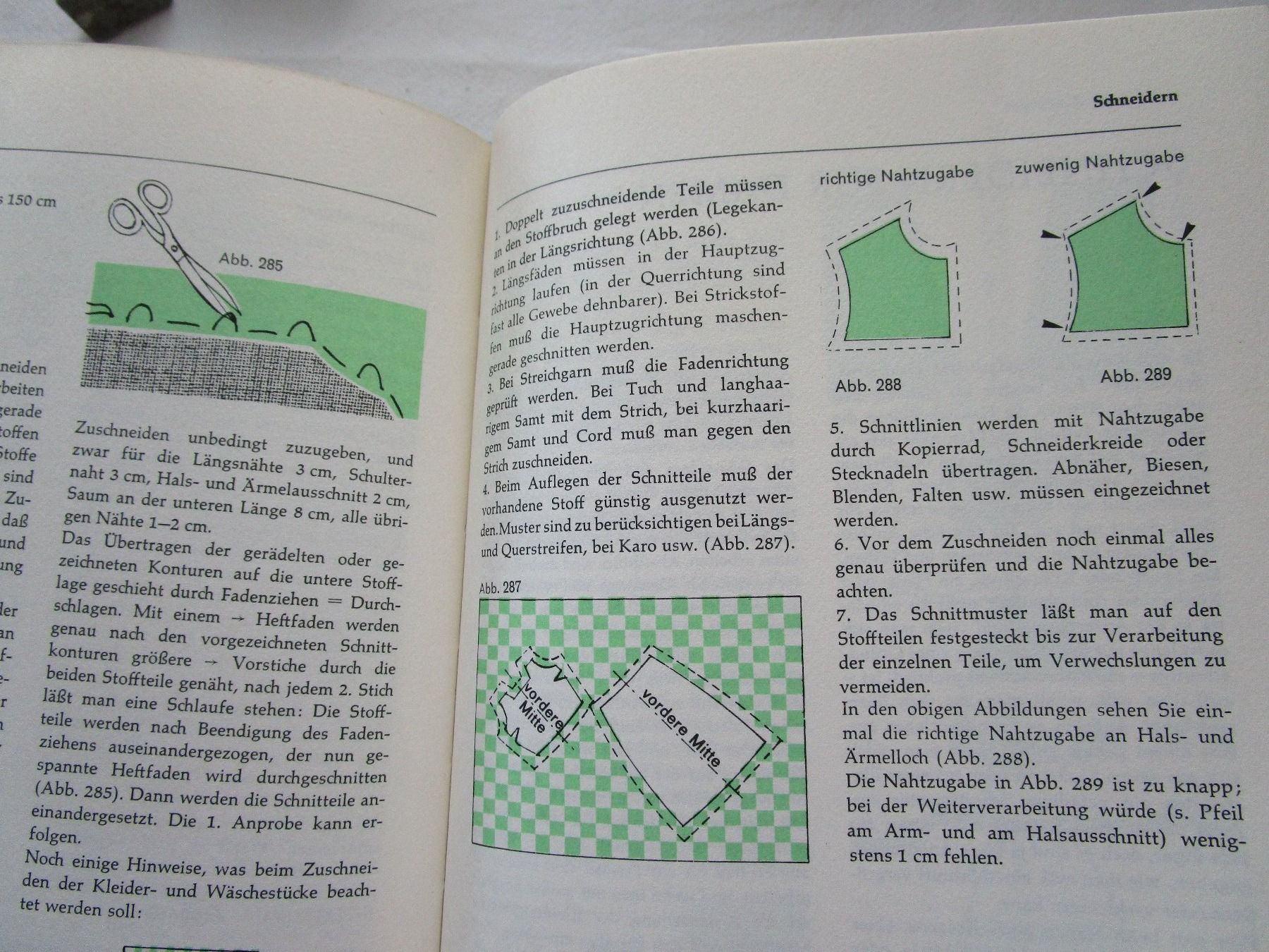 Livres: Handarbeitsbuch / mit Massband Nadel Garn und Schere – D'occasion à Grenchen par Uhus15 2