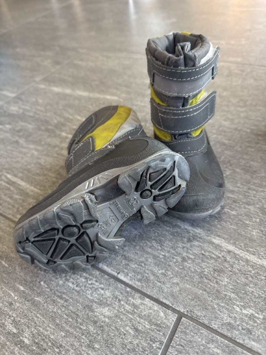 Scarpe per ragazzi: Kinder Winterstiefel grau gelb Grösse 23  – Usato da Neerach venduto da bar_t2xd 1