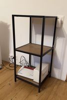 Regal mit 2 Ablagen, Holztablar und Metallgestell 