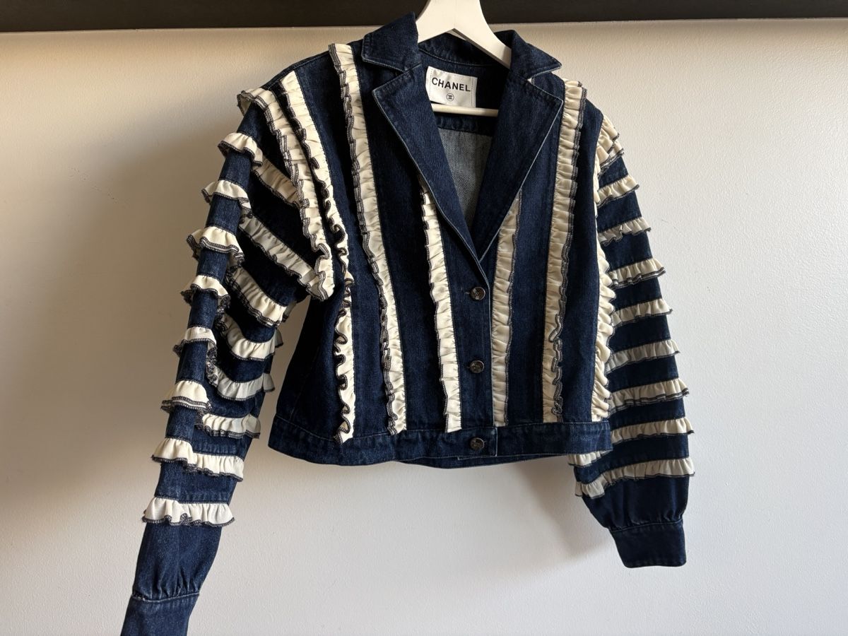 Chanel Giacche: Chanel Denim Jacket with Ruffles – Usato da Nyon venduto da My_wardrobe