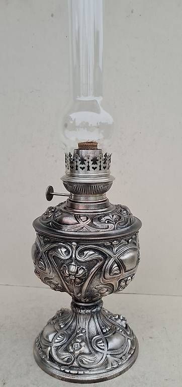 Lampade: Grosse, traumhaft schöne Petrollampe um 1900  versilbert – Usato da Frasnacht venduto da Carawill 3