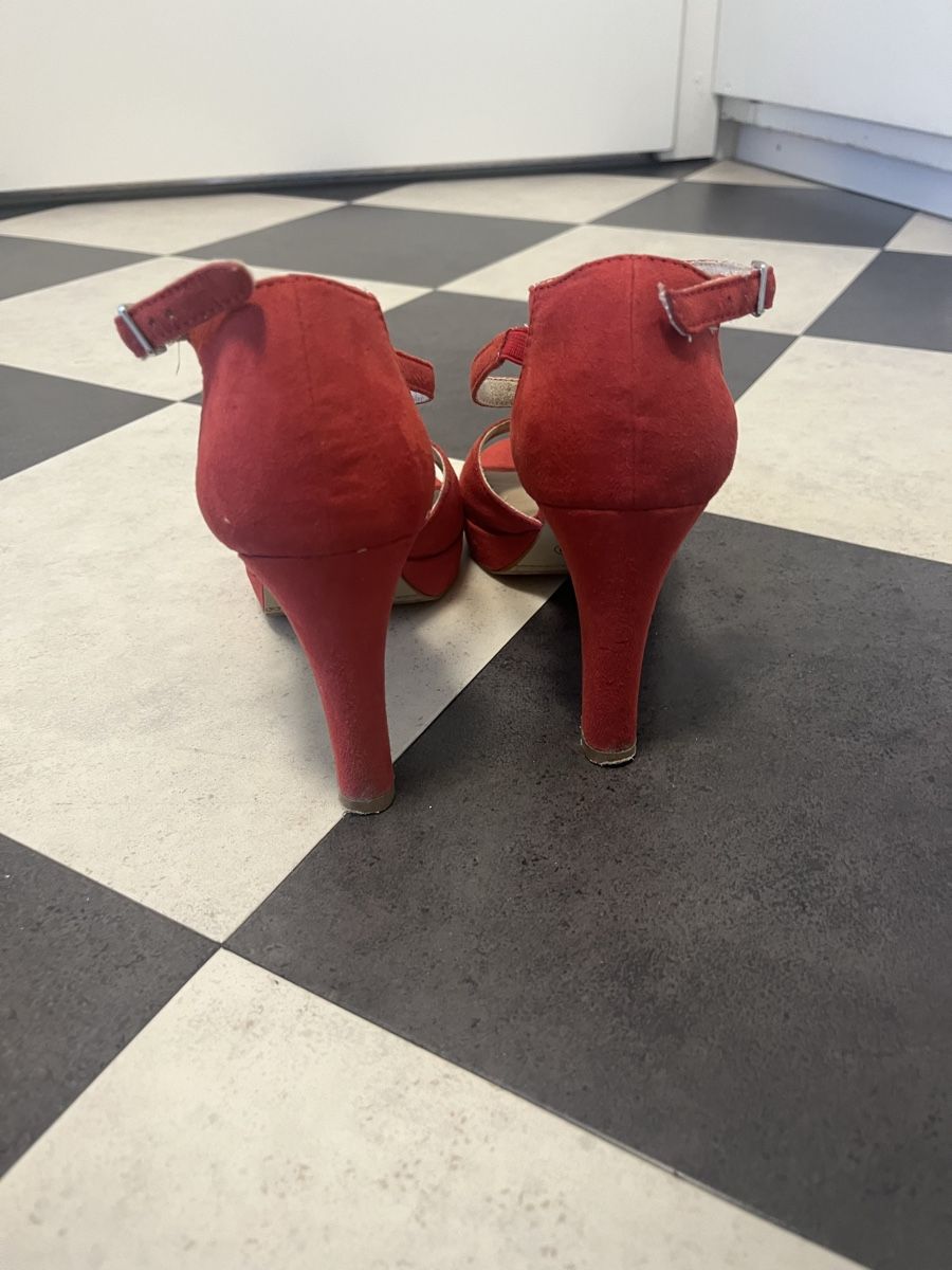 Scarpe da donna: Rote s.Oliver Sandaletten Gr. 38 – Usato da Luzern venduto da Boudin03 2
