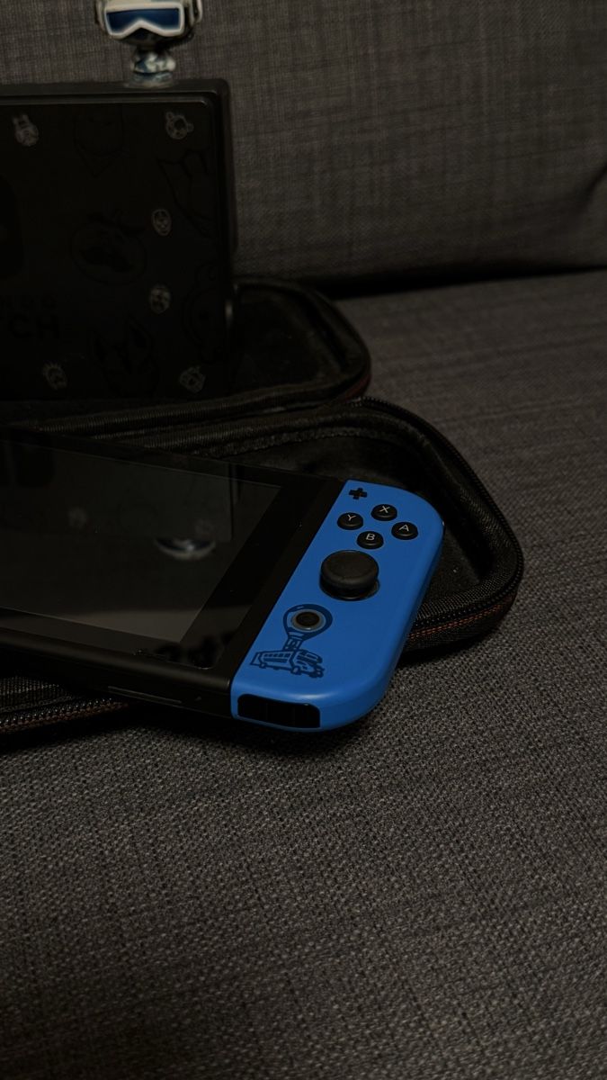 Nintendo Konsolen: Nintendo Switch Fortnite Edition mit Zubehör – Gebraucht aus Baar von len_ndf7 2