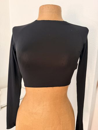 Crop top noir manches longues, idéal pour l'automne! Xs