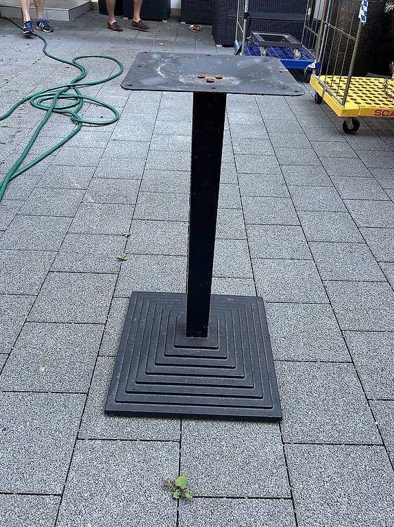 Sonstiges Mobiliar: Tisch Sockel Metall 28 Stk. – Gebraucht aus Stans von Benzen 1