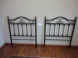 2x Metallbett Kopfteile mit Messingknaufen.
