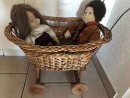 Antikes Puppenwägeli mit Puppenpaar