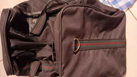Elegante borsa da viaggio nera con dettagli unici!