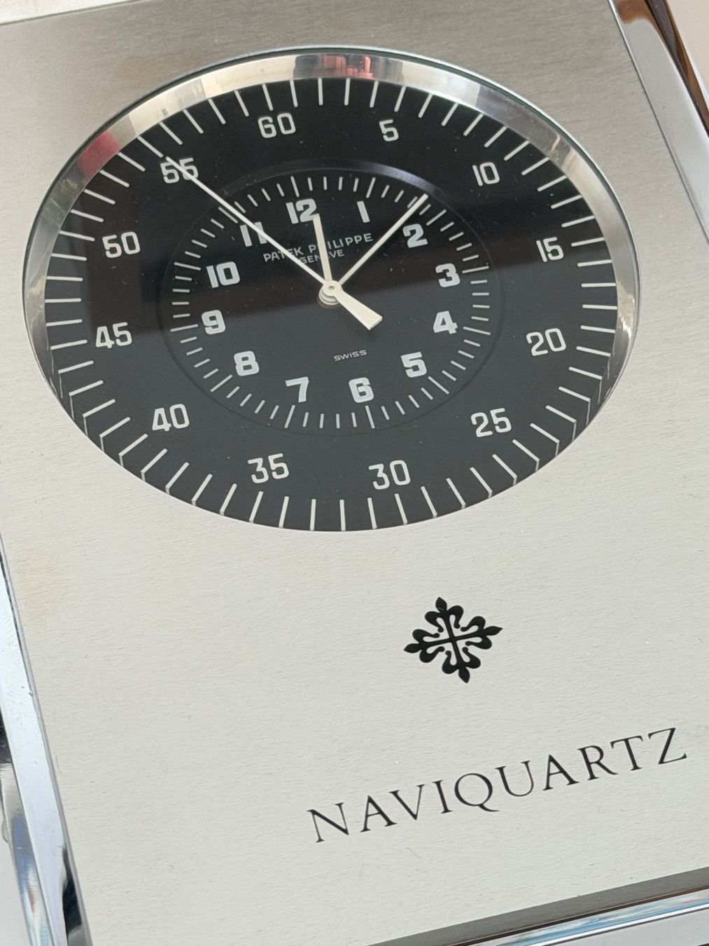 Patek Philippe Orologi da terra & Orologi da parete: Patek Philippe Naviquartz II Table Clock Black Dial – Usato da versoix venduto da Aess 4