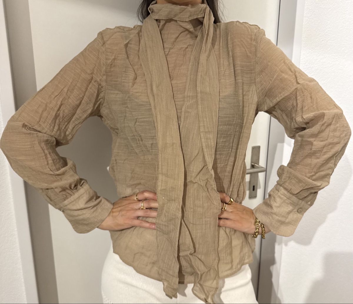 Mango Camicette: Bluse mit Schal Details in Beige Grösse M – Usato da Dübendorf venduto da ReLoved_Fashion_ZH