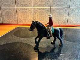 Schleich Pferd mit Reiterin schwarz rot weiss neuwertig
