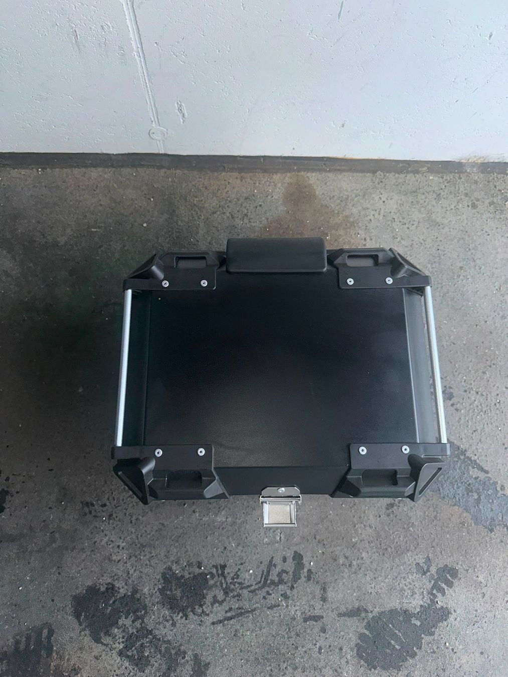 Tutti i ricambio per moto: Motorrad Topcase mit Halteplatte | Schwarz – Usato da Würenlingen venduto da sil_66xg 2