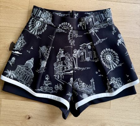 Maje Jupe-Short / Skort Gr. 36 (FR 36) – Schwarz mit Sticker