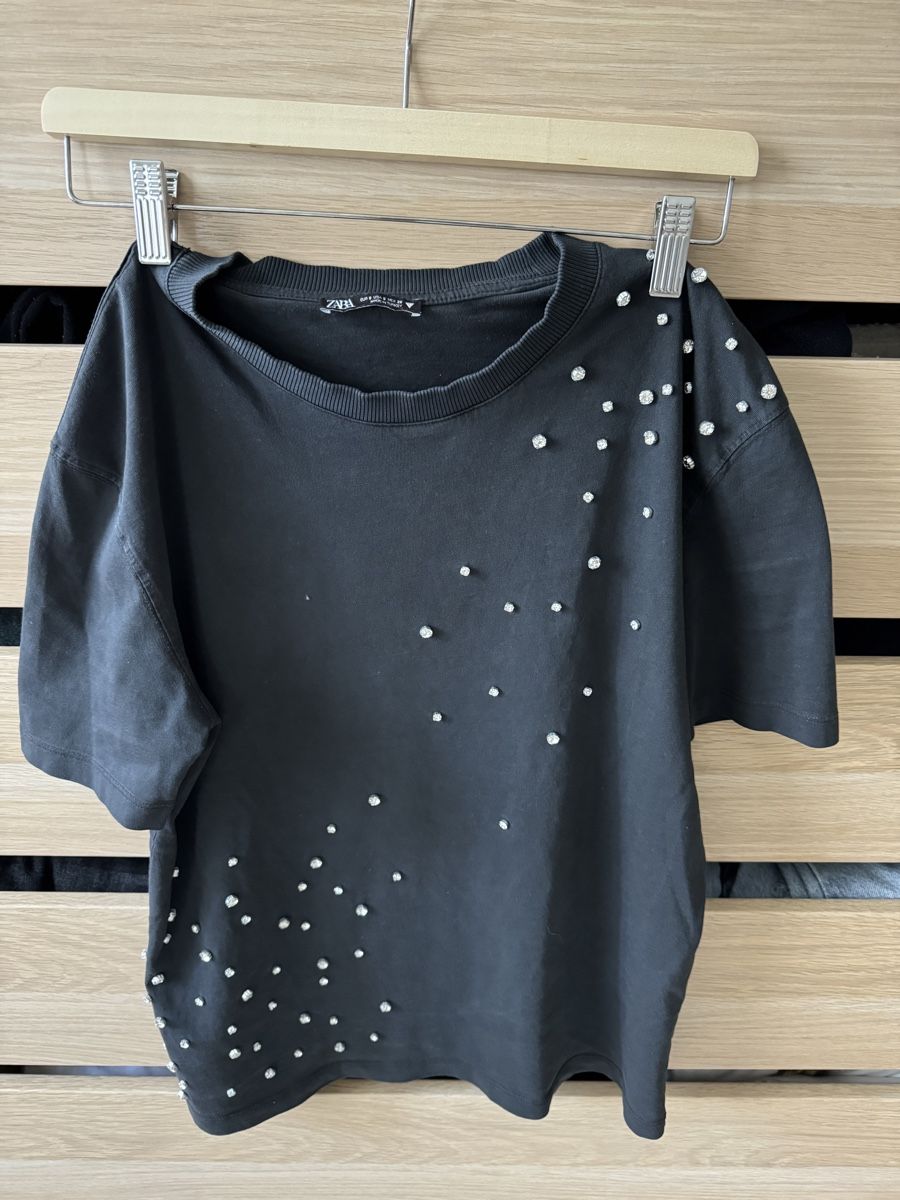 Zara T-shirt: zara t shirt with embellishments – Usato da Zürich venduto da Lovelyperfumes