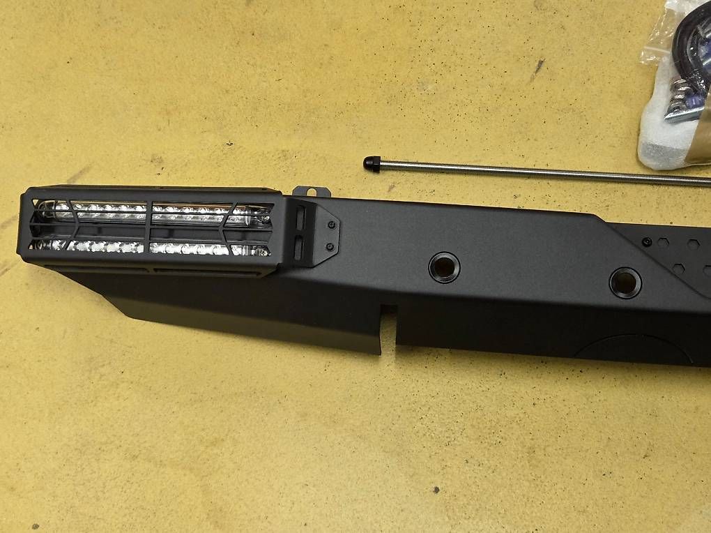 Tutti pezzi di ricambio auto: MB Sprinter 907 Overland Equipment Stosstange – Nuovo (secondo la descrizione) da Gutenswil venduto da Cresto 2