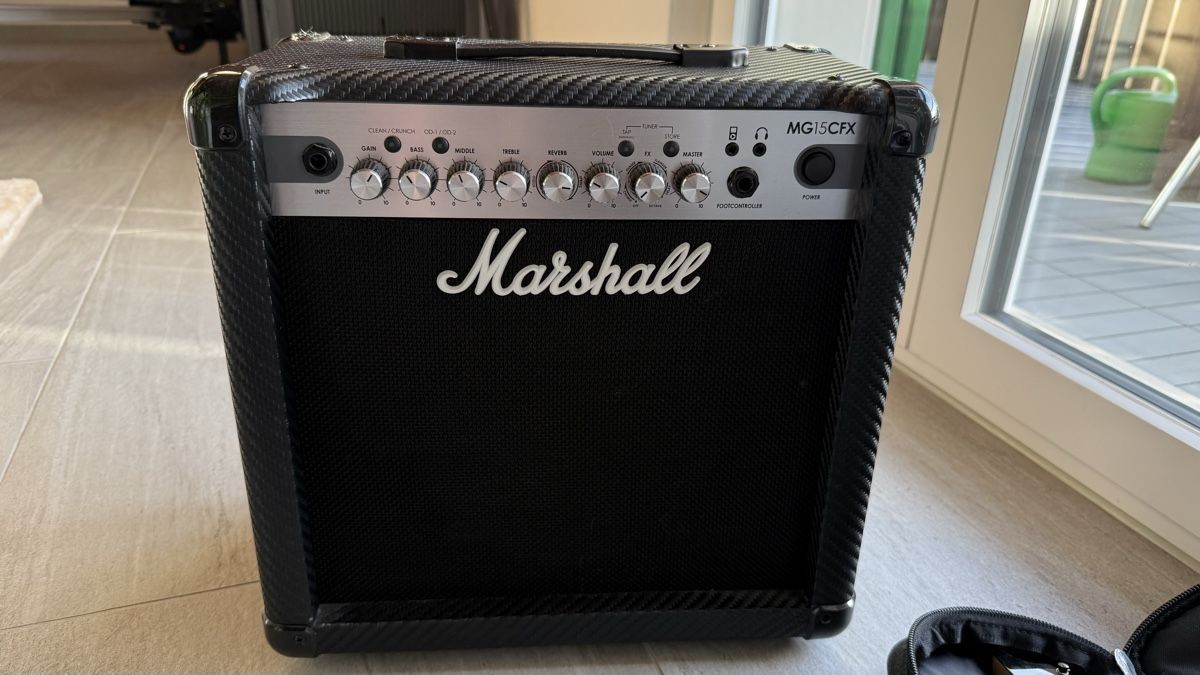 Ibanez Strumenti musicali: E-Gitarren Anfänger Set - Amp und Gitarre – Usato da Kloten venduto da Tux83 1