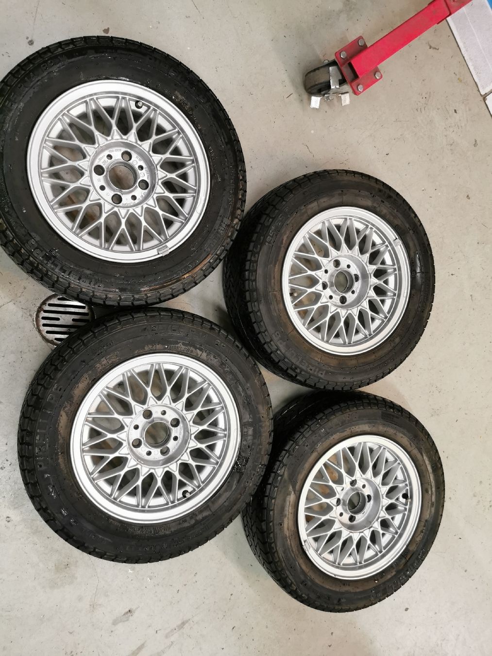 BMW Cerchioni: BMW e30 Kreuzspeichenfelgen 4x100 – Usato da Altstätten SG venduto da zickzack04