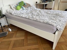 Ende Juni: IKEA Bett 140x200 inkl. Matratze und Lattenrost