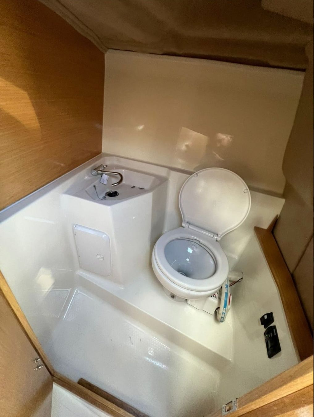 Boote: Neues Boot mit Kabine und WC – Neu und originalverpackt aus Quartino von 5franc 7