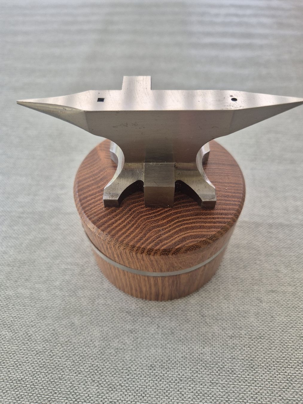 Attrezzi da lavoro: Amboss klein originalgetreu mit Holzsockel – Usato da Hausen AG venduto da roland86190 1