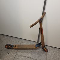 Trottinett sehr alt.