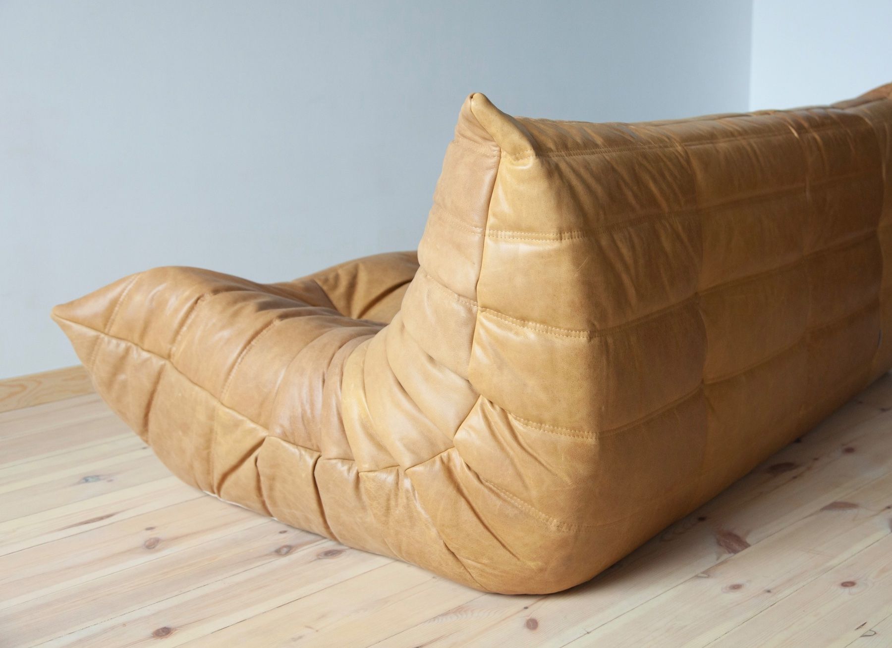 Ligne Roset Divani: 3er Sofa Togo, neu bezogen mit Leder – Nuovo (secondo la descrizione) da Zürich venduto da ERATOMIUM 8