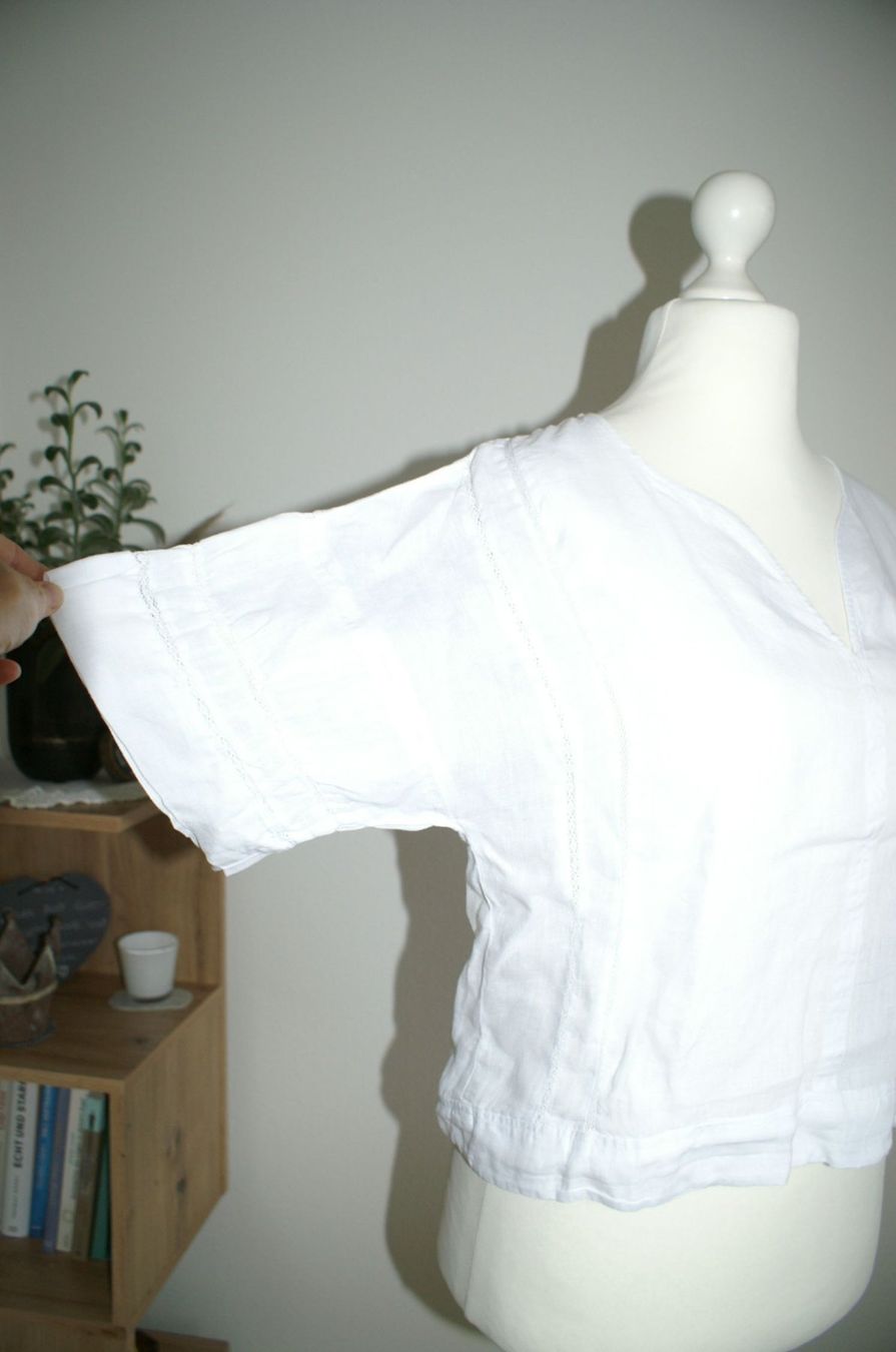 Blusen: kurze weisse Leinenbluse mit feinen Spitzen, Gr. S/M? – Gebraucht aus Grüt (Gossau ZH) von  2