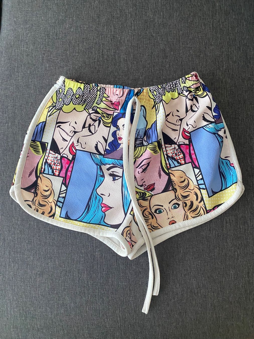 Pantaloni: Sommer Shorts mit Comic Muster 💭 – Usato da Kloten venduto da swarovski16
