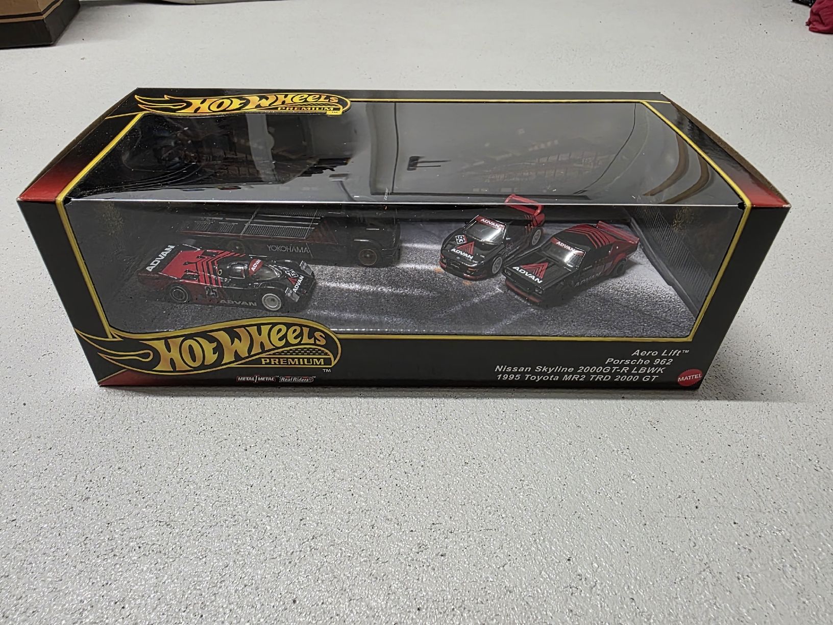 Hot Wheels Modellini d'auto: Hot Wheels Premium Collector ADVAN Racing Team Display – Nuovo e nell'imballaggio originale da Würenlingen venduto da Mikm390