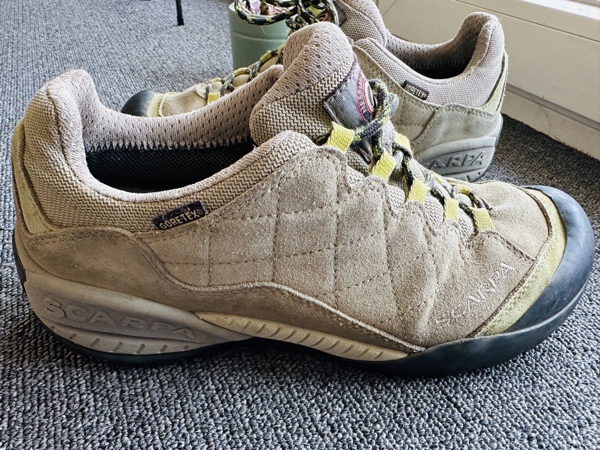 Scarpa Scarpe da donna: Scarpa femme taille 39 gris – Usato da Bulle venduto da LeMoleson