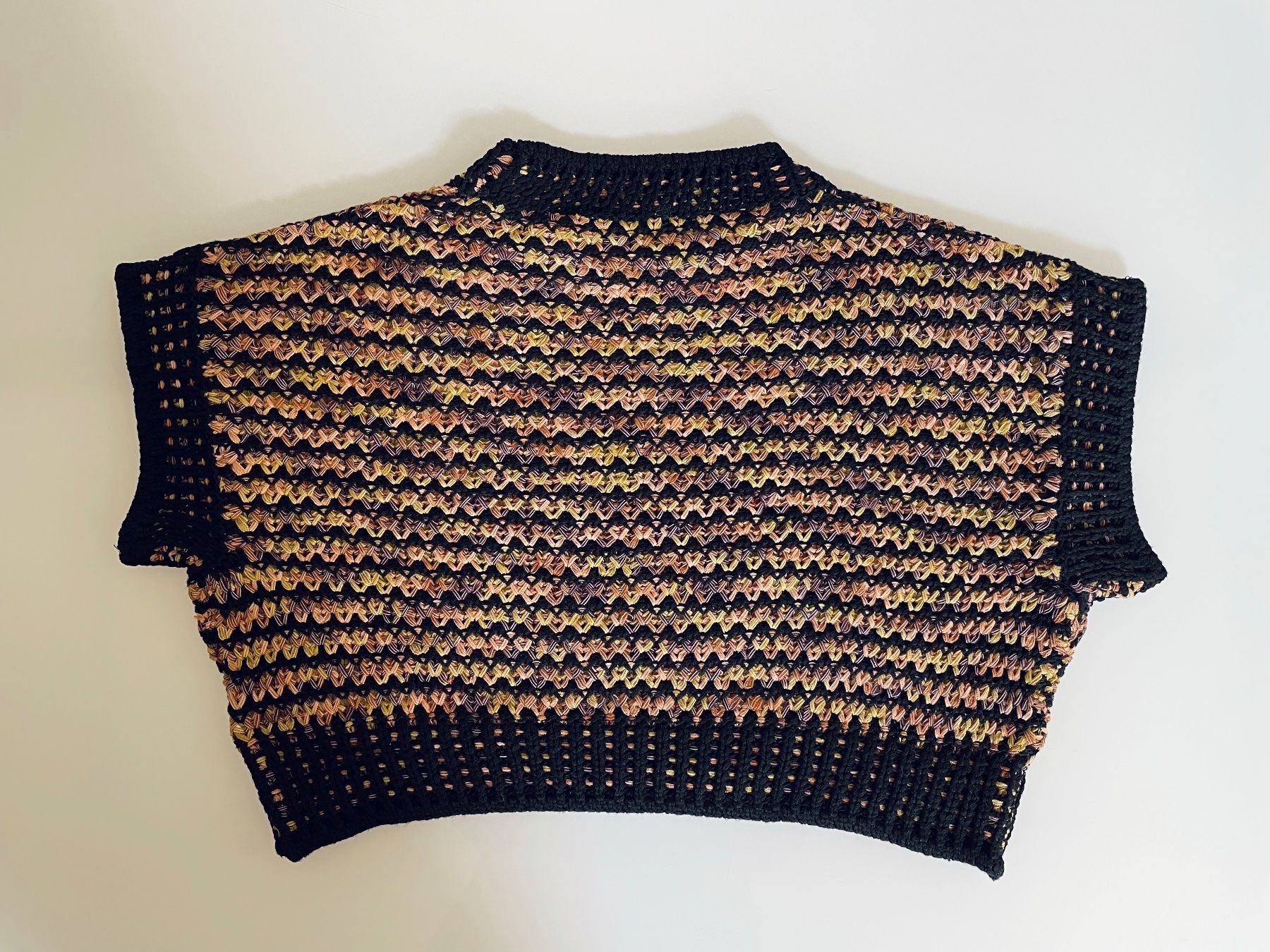 Top: Top AKÈP M multicolor crochet/cropped nuovo – Nuovo e nell'imballaggio originale da Bellinzona venduto da Sveva-Style-Hunter 3