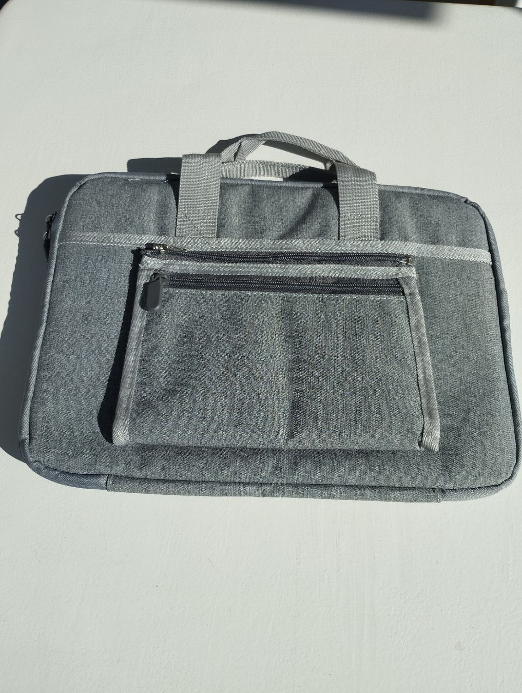 Taschen: Graue Laptoptasche, neu, praktisches Design! – Neu und originalverpackt aus Ostermundigen von Dinge1